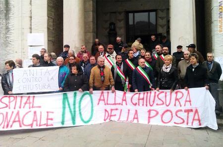 La protesta di oggi davanti alle Poste centrali di Ferrara