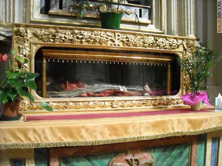 Come appare adesso la teca con i resti di san Rufo a Belvedere Ostrense (Ancona)