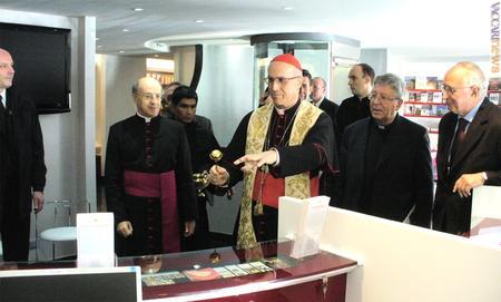 All'inaugurazione partecipò, in qualità di segretario di stato il cardinale Tarcisio Bertone. All'estrema destra della foto, l'allora capo dell'Ufn, Pier Paolo Francini