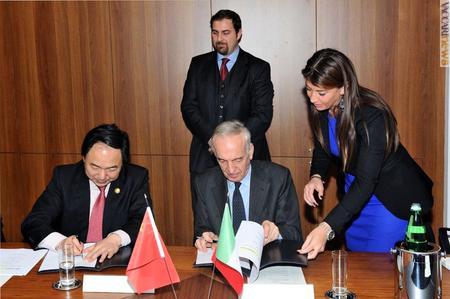 Il presidente di China post, Li Guohua, e l'amministratore delegato di Poste italiane, Massimo Sarmi, alla firma