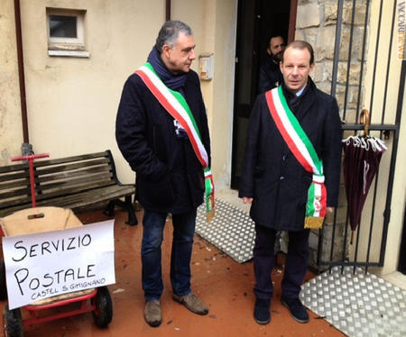 I sindaci di San Gimignano e di Colle di Val d’Elsa (Siena), Giacomo Bassi e Paolo Brogioni, durante la protesta