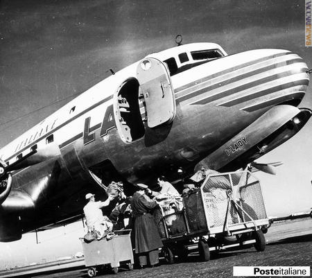 Imbarco e sbarco della posta aerea nel 1957; in evidenza, i sacchi impiegati (foto: Poste italiane)