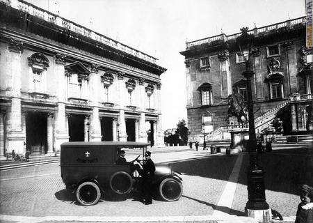 Un secolo fa il pubblico si stupiva ancora dei mezzi mobili in dotazione al servizio. Nell'immagine, risalente al 1910, un furgone in piazza del Campidoglio a Roma (foto: Poste italiane)

