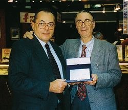 Paolo Vaccari mentre, alla mondiale di Milano del 1998, consegna una targa a Giovanni Tessitore (a destra) per ringraziarlo della collaborazione prestata