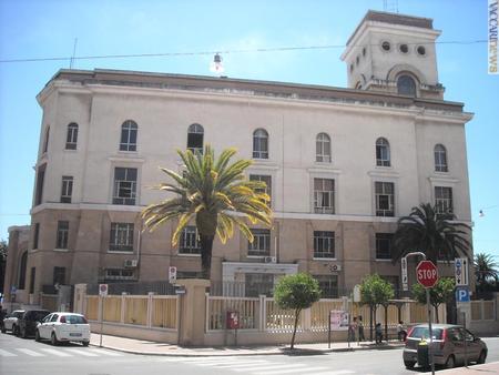 Taranto (nella foto le Poste centrali), accorperà Brindisi. Almeno per ciò che riguarda le risorse umane