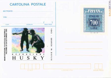 La cartolina postale uscita vent’anni fa. L’impronta di affrancatura richiama i francobolli emessi per l’occupazione dell’isola, mentre l’immagine a sinistra riprende una celebre fotografia di Robert Capa
