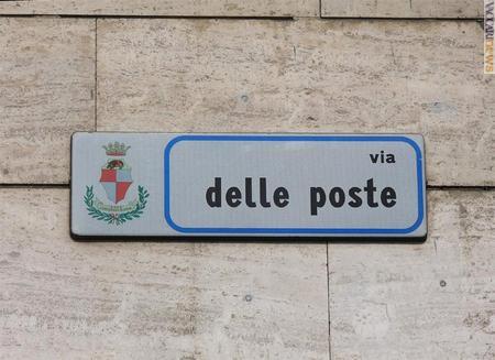 Il rapporto tra la città campana (qui una significativa indicazione toponomastica) ed il servizio postale periodicamente va in crisi