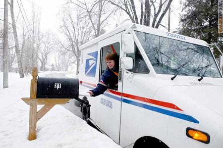 Un’addetta alla consegna sul furgone aziendale (foto: Usps)