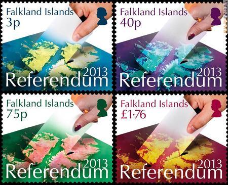 I quattro francobolli, cui si aggiunge il foglietto da 3,00 sterline