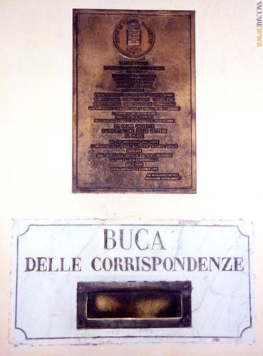 La buca e, sopra, la targa commemorativa, datata 16 dicembre 1995