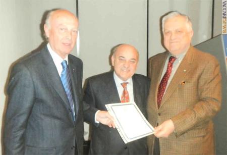 Da sinistra, i presidenti emerito e in carica dell’Uicos, Maurizio Tecardi e Pierangelo Brivio. A destra, il rappresentante della Fepa, Giancarlo Morolli
