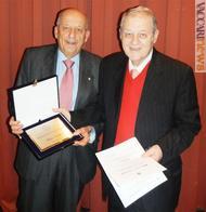 Valter Astolfi (a destra) premiato anche per il libro sul telegrafo, nella foto con il presidente Aisp Angelo Simontacchi