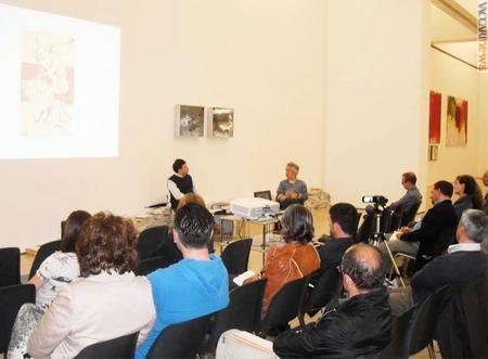 Un momento della conferenza “L’arte e la cartolina dall’Art nouveau al Postmoderno”, tenutasi in serata
