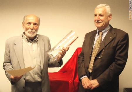 Lorenzo Veracini (a sinistra) riceve il premio dal presidente dell’Aspot Alessandro Papanti