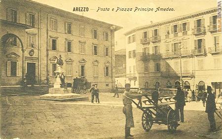 Una cartolina raffigurante l’ufficio di posta in Arezzo fino al 1929. Allora la piazza si chiamava Principe Amedeo, adesso della Badia. Anche se normalmente viene individuata come della Posta Vecchia