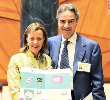 Il ministro alla Salute Beatrice Lorenzin ed il direttore generale dell’Agenzia italiana del farmaco con il folder riguardante la nuova emissione