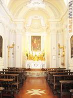 L’interno dell’oratorio Valloni (o di san Giovanni Battista) con la croce ottagona