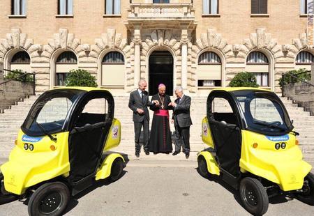 L’amministratore delegato ed il presidente di Poste italiane, Massimo Sarmi e Giovanni Ialongo, con il presidente del Pontificio consiglio per la promozione della nuova evangelizzazione Rino Fisichella, oggi davanti al Governatorato. Insieme alle due “paperine”