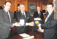 Il viceprefetto Francesco Montemarano ed il sindaco Andrea Gios consegnano i riconoscimenti al direttore del servizio filatelico di Vaduz, Norbert Hassler
