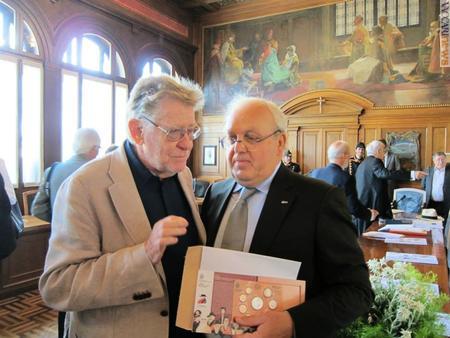Il direttore dell’AASFN di San Marino, Marino Manuzzi, con il regista Ermanno Olmi nella Sala Consiliare del Municipio di Asiago