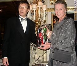 La cerimonia durante la quale il Premio Ascat 2004 è stato consegnato a Maria Gabriella di Savoia dal presidente Claes Arnrup.
