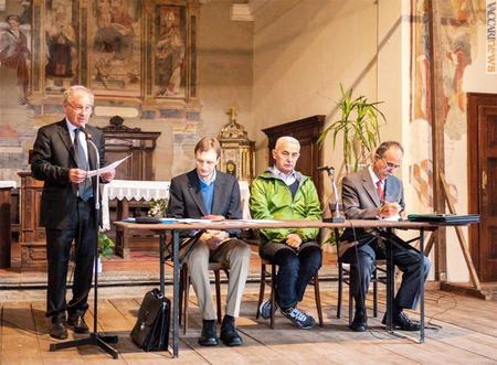 Un momento dell’incontro: da sinistra, il sindaco Gianfranco Lazzarini, Marco Gerosa, Tarcisio Bottani, Bonaventura Foppolo (foto: Stefano Bombardieri)