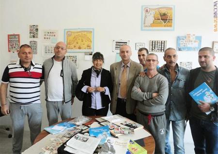 Al centro insieme ad alcuni detenuti, la responsabile per la filatelia di Poste italiane Marisa Giannini e il direttore dell’Istituto penitenziario Franco Pettinelli