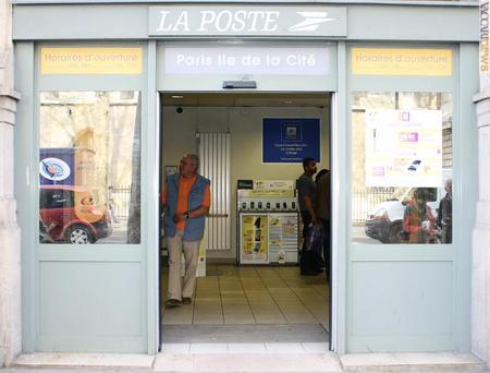 In Francia tutto deciso (nella foto di Beniamino Bordoni, un ufficio postale parigino): i prezzi aumenteranno dall’1 gennaio. Negli Stati Uniti, invece…
