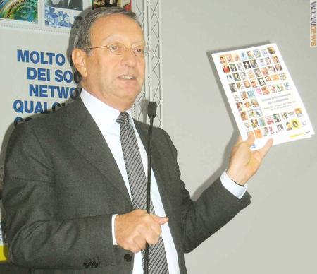 Il viceministro allo Sviluppo economico Antonio Catricalà a “Romafil”. In mano, il catalogo della manifestazione