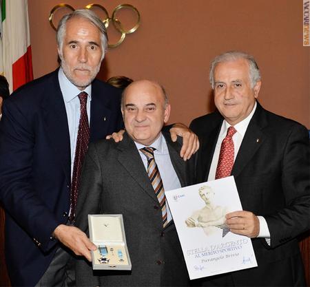 Premiato Pierangelo Brivio (al centro). Nella foto, di Mezzelani-Gmt, è insieme al presidente Giovanni Malagò (a sinistra) ed al segretario generale del Coni Roberto Fabbricini