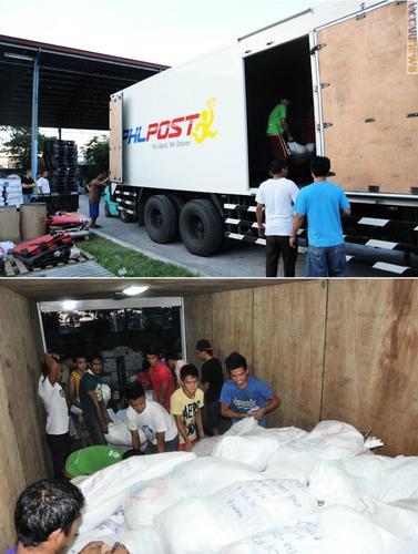 I generi di soccorso caricati in uno dei camion messi a disposizione da Phl post