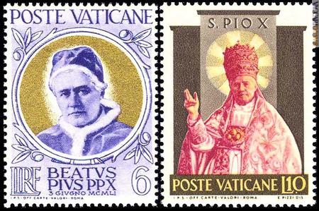 Due dei francobolli usciti nel 1951 e 1954 oltre il fiume Tevere per la beatificazione e la canonizzazione di Pio X