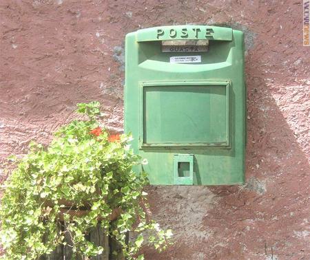 Verde di… vergogna, forse per i ritardi? La cassetta, fotografata da Ugo Delpini, è stata individuata a Sagrogno, frazione di Druogno (Verbano-Cusio-Ossola). Dalla feritoia, bloccata, compare l’avviso “Guasta”