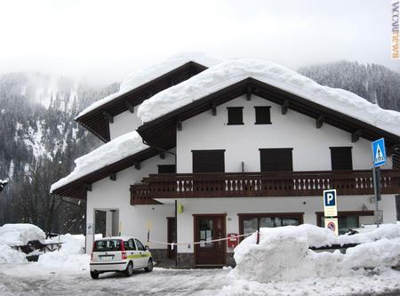 L’ufficio postale di Falcade (Belluno): l’ingresso è chiuso per la possibile caduta di neve dal tetto