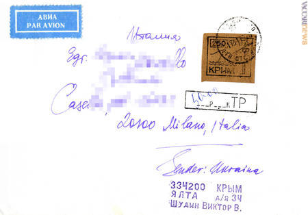 Una busta giunta davvero in Italia. Spedita il 17 novembre 1993, testimonia il momento difficile: compare un “francobollo” di Crimea che i cataloghi generali non repertoriano e un timbro che segnala il pagamento in contanti del servizio