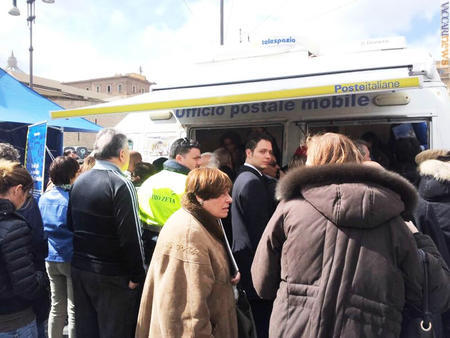 L’ufficio mobile di Poste italiane, ieri in piazza del Risorgimento a Roma