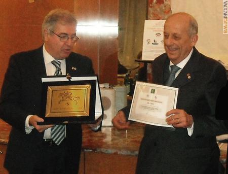 I due… Angeli: il vincitore, Angelo Teruzzi, con il presidente dell’Associazione italiana di storia postale, Angelo Simontacchi