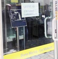 “Ufficio chiuso temporaneamente”: è il cartello applicato alla vetrina