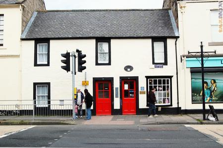 La sede postale, che si trova in Scozia e viene presentata come la più antica al mondo, è in vendita
