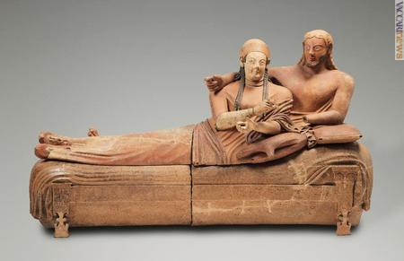 …e l’originale del “Sarcofago degli sposi”, una terracotta policroma databile tra il 520 ed il 510 avanti Cristo, conservata al Louvre e fino al 20 luglio visibile a Roma