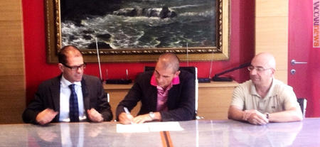 Il momento della firma: da sinistra, il direttore della filiale Antonio Ruvo, il sindaco Andrea Costa ed il segretario comunale Paolo Valler