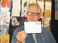Roberto Pittarello con una cartolina dal francobollo riprodotto; riprende il 5 lire espresso della “Democratica”