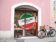 Il logo di Guglielmo Achille Cavellini in un negozio di Brescia