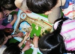 Bambini di Brescia e Milano impegnati, durante Milanofil, con i puzzle