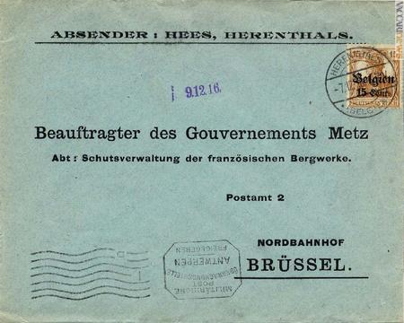 Una busta affrancata con le cartevalori di occupazione tedesca e viaggiata in Belgio. Anche gli annulli testimoniano il difficile momento