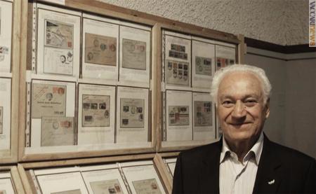 Costantino Gironi, in posa davanti ad una collezione; è morto oggi
