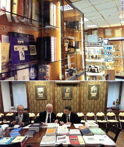 La Biblio-globus, una delle più grandi e prestigiose librerie di Mosca, ha ospitato la mostra di letteratura filatelica. Nella prima foto, parte dell’allestimento; nella seconda, gli specialisti della giuria al lavoro: da sinistra, il cipriota Nicos Rangos, il tedesco Rainer von Scharpen ed il russo Igor Rodin