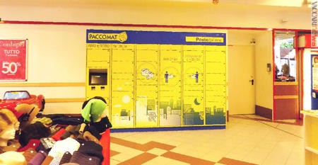 Uno dei “paccomat” già installati da Poste italiane; si trova nel Comasco, per la precisione in un centro commerciale di Cantù (foto: Flavio Rota)