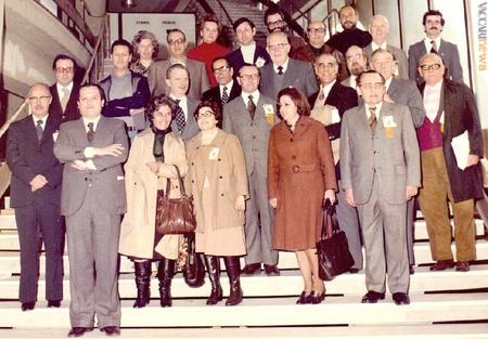 Foto di gruppo a “Portucale 77”. Severín Zrubec è al centro, un gradino sopra la seconda e la terza signora. Si riconoscono Giancarlo Morolli (a sinistra in prima fila) e Nino Barberis (dietro di lui)