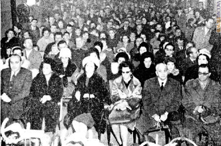 La folla presente mezzo secolo fa a Savona, nella foto pubblicata da “Rassegna postelegrafonica”; il primo a sinistra è l’allora ministro Carlo Russo